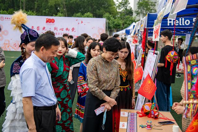 21.两位书记参观壮族展位_副本.jpg